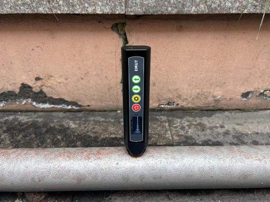 Sebuah scan EMAT Air Coupling Ultrasonic Thickness Gauge dengan permukaan suhu tinggi